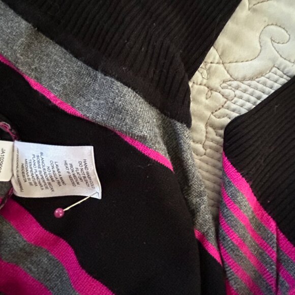 Ladies lightweight turtleneck sweater, Size M. - Picture 4 of 5